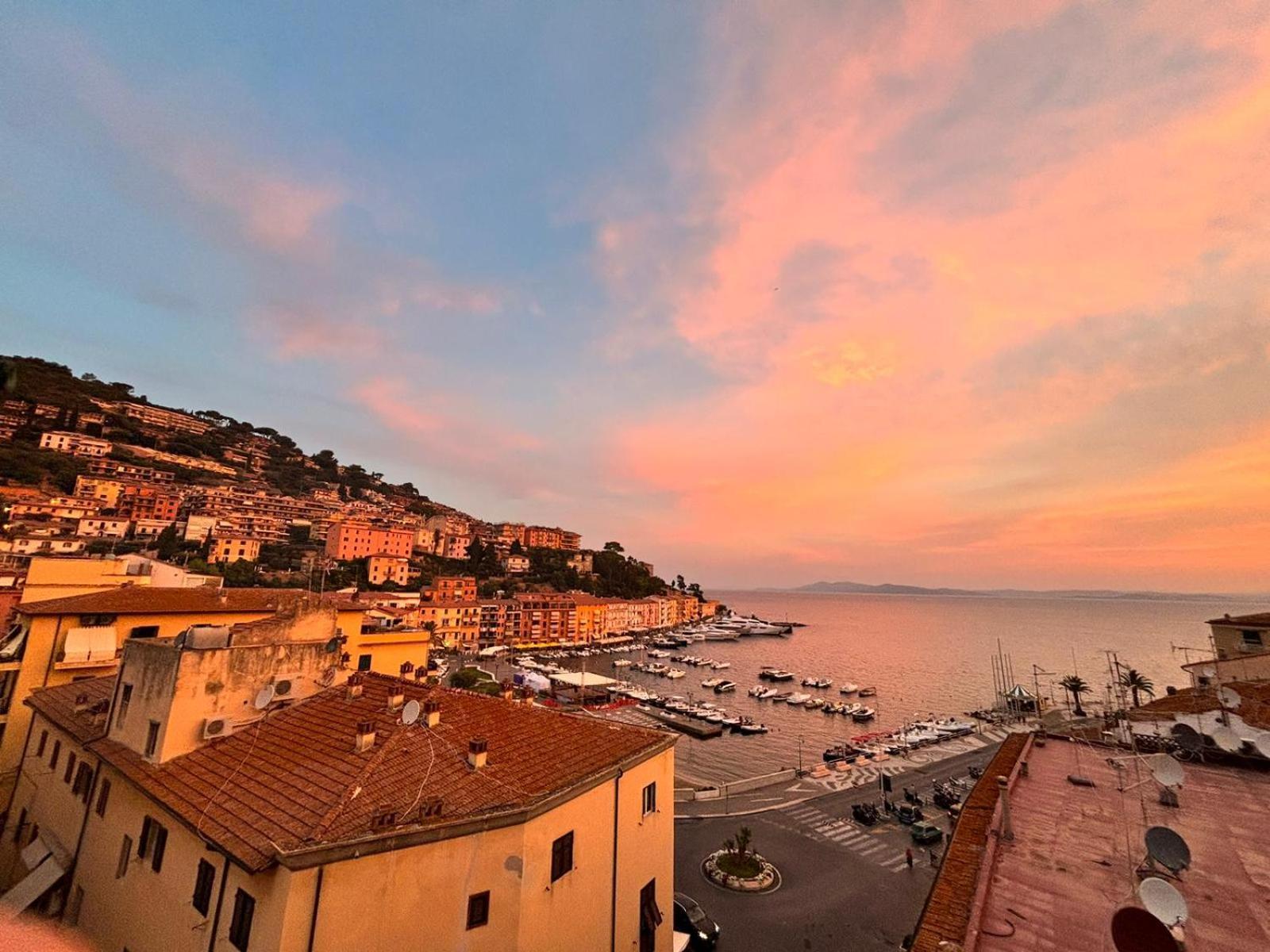 La Casetta In Piazza Porto Santo Stefano  Exteriör bild
