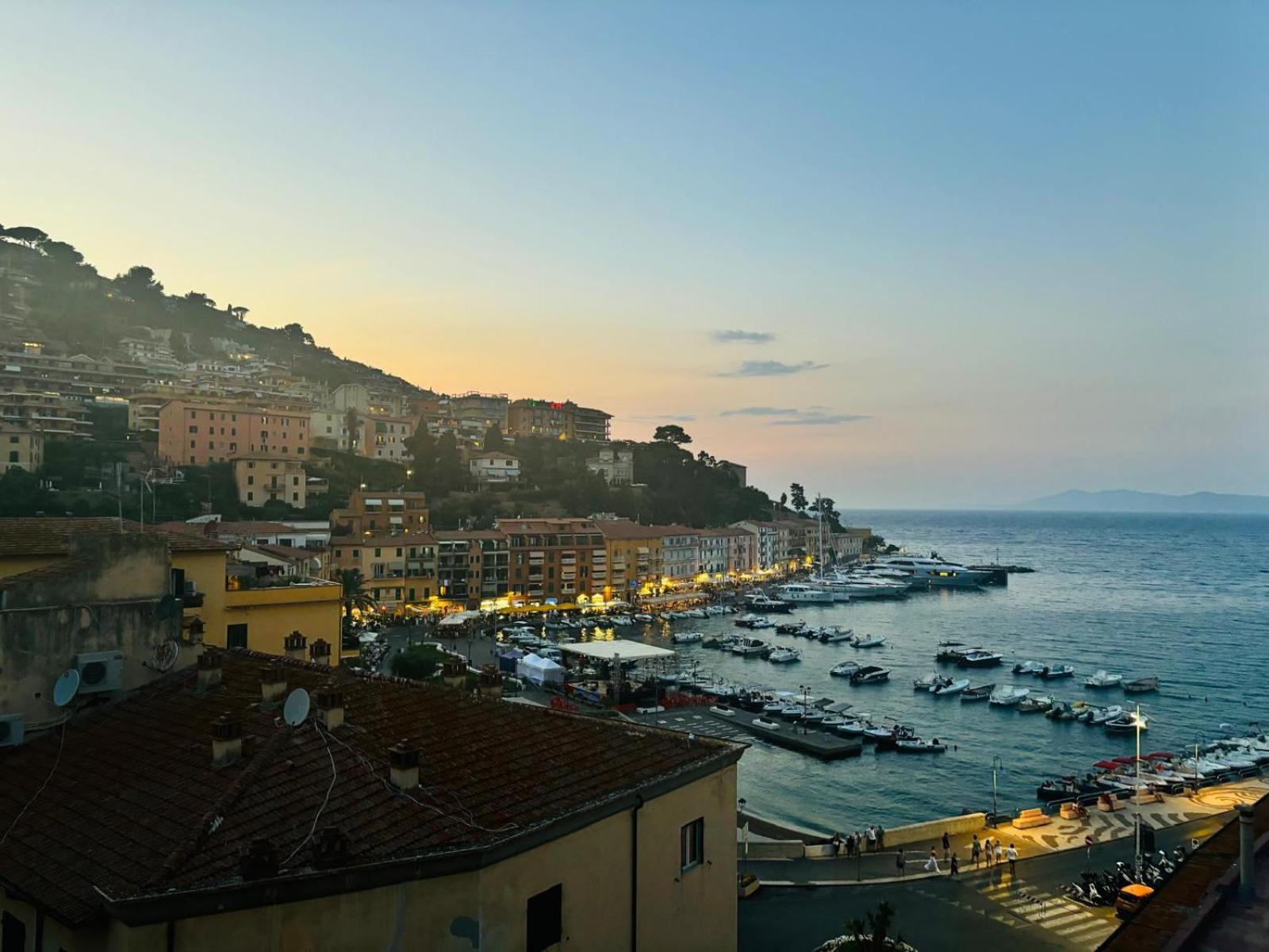 La Casetta In Piazza Porto Santo Stefano  Exteriör bild